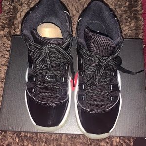 Jordan shoe Black Patent leather with silver and white accent size4.5(GS)